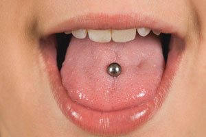 Ab wann sind Haare färben, Glitzersteinchen, Tattoo und Piercings bei Kids erlaubt?